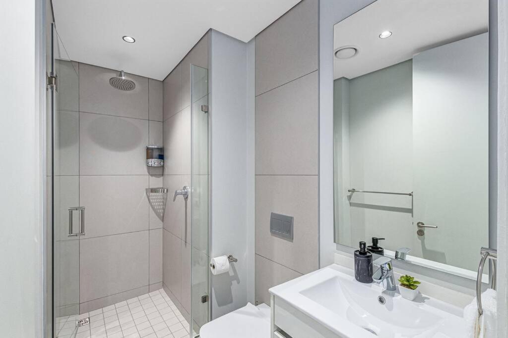 2 Bed Luxury Apartment, Ellipse, Waterfall * Midrand