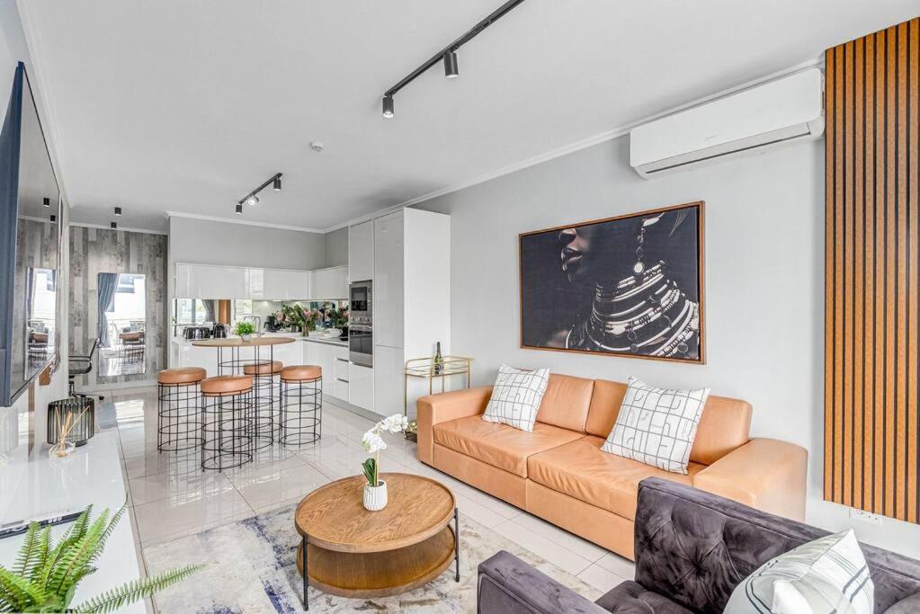 2 Bed Luxury Apartment, Ellipse, Waterfall *