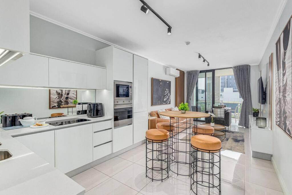 2 Bed Luxury Apartment, Ellipse, Waterfall *